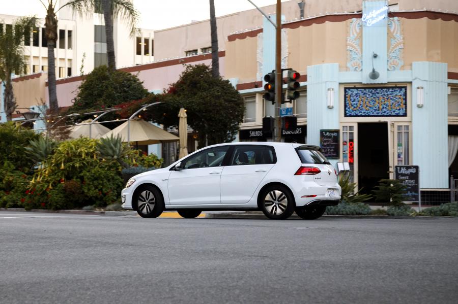  Volkswagen e-Golf 2017 года  (NA) (фото 30 из 32)